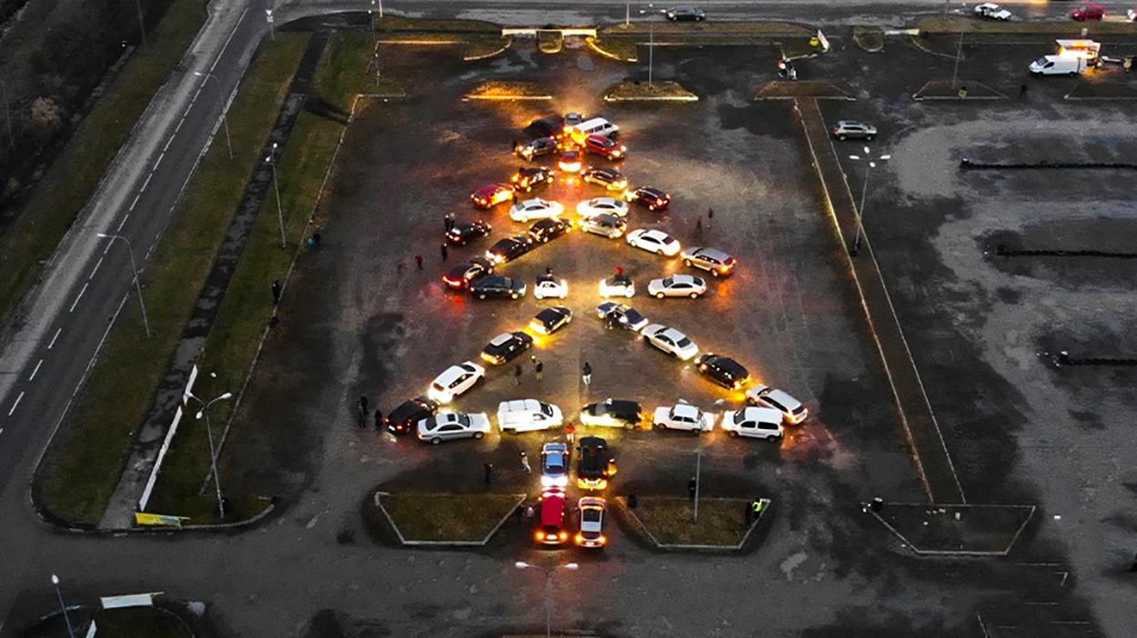 У Львові на парковці створили ялинку з 40 автомобілів: відео У Львові на парковці створили ялинку з 40 автомобілів: відео