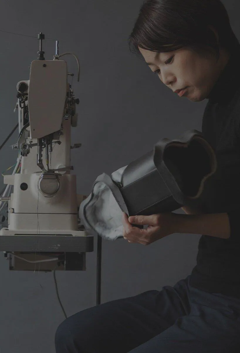 Дизайнерка Юко Мацузава, яка створила оригінальну сумочку / Фото Tsuchiya Kaban Дизайнерка Юко Мацузава, яка створила оригінальну сумочку / Фото Tsuchiya Kaban