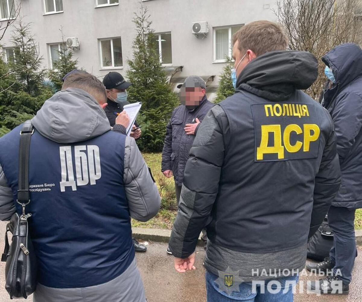 Во Львове полиция задержала налоговика на взятке: фото