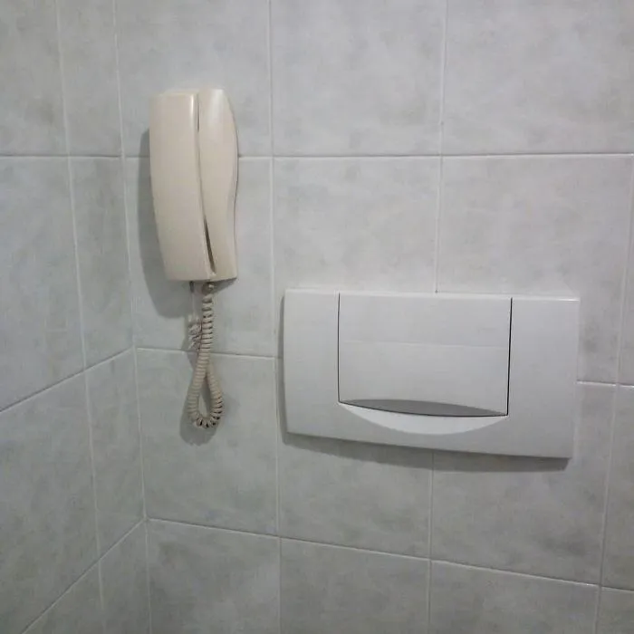 В этой ванной комнате можно мыться и разговаривать по телефону одновременно