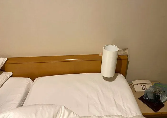 Именно так расположены кровать и лампа в гостиничном номере 