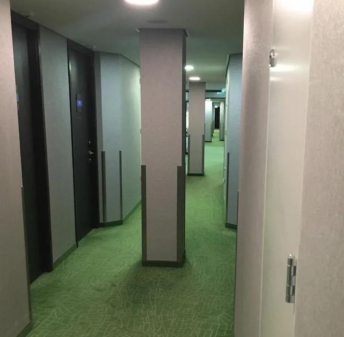 Неожиданные колонны в коридоре этого отеля несут серьезную угрозу гостям навеселе