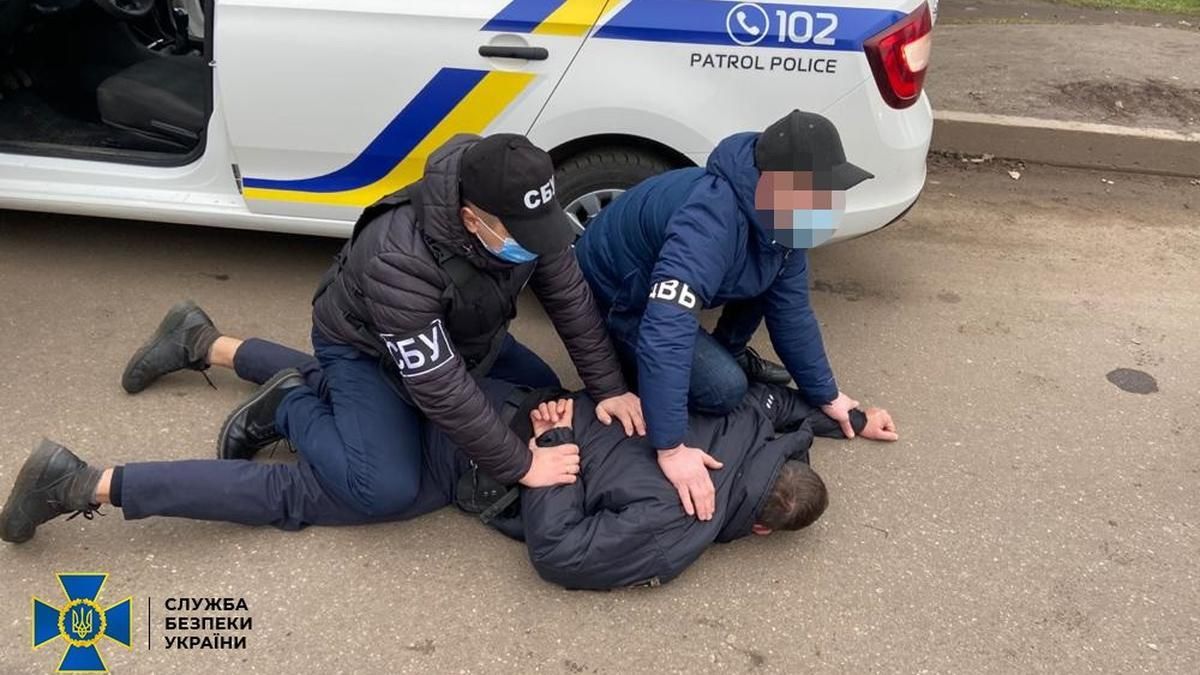 На Днипровщини СБУ накрыла копа, который обложил данью перевозчиков На Днипровщини СБУ накрыла копа, который обложил данью перевозчиков