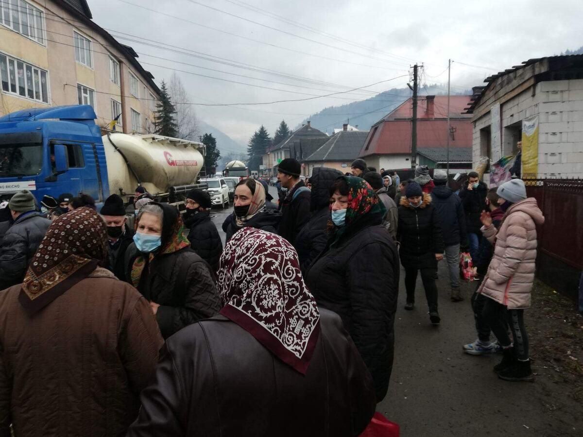 На Закарпатті виник конфлікт парафіян через храм: перекривали трасу