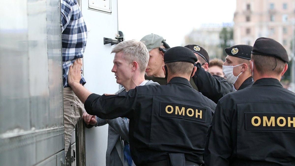 Силовики в Минске 5 января 2021 задерживали людей во дворах