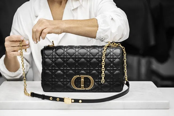 Сумка Dior Caro – нова бездоганна модель знаменитого бренду / Harper's Bazaar