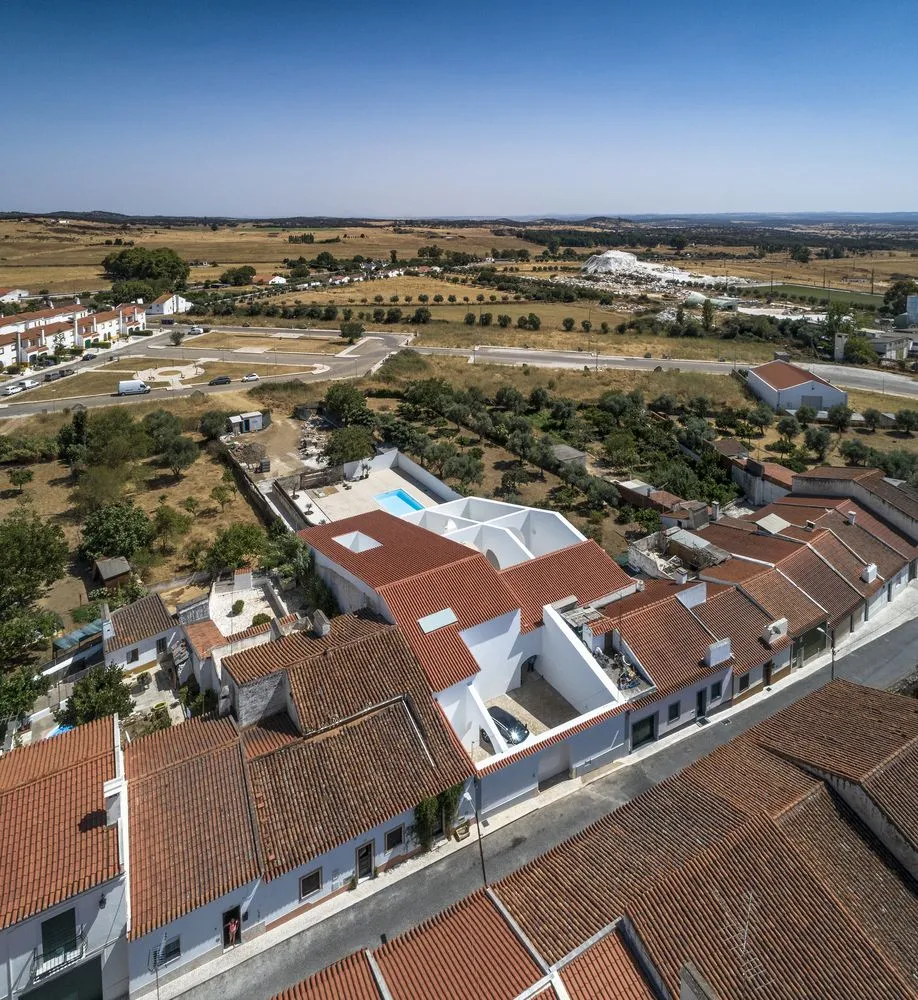 Дім особливо вирізняється із висоти / Фото Archdaily Дім особливо вирізняється із висоти / Фото Archdaily