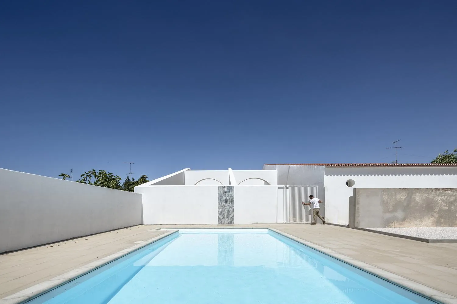 Чудовий басейн у внутрішньому дворику / Фото Archdaily Чудовий басейн у внутрішньому дворику / Фото Archdaily