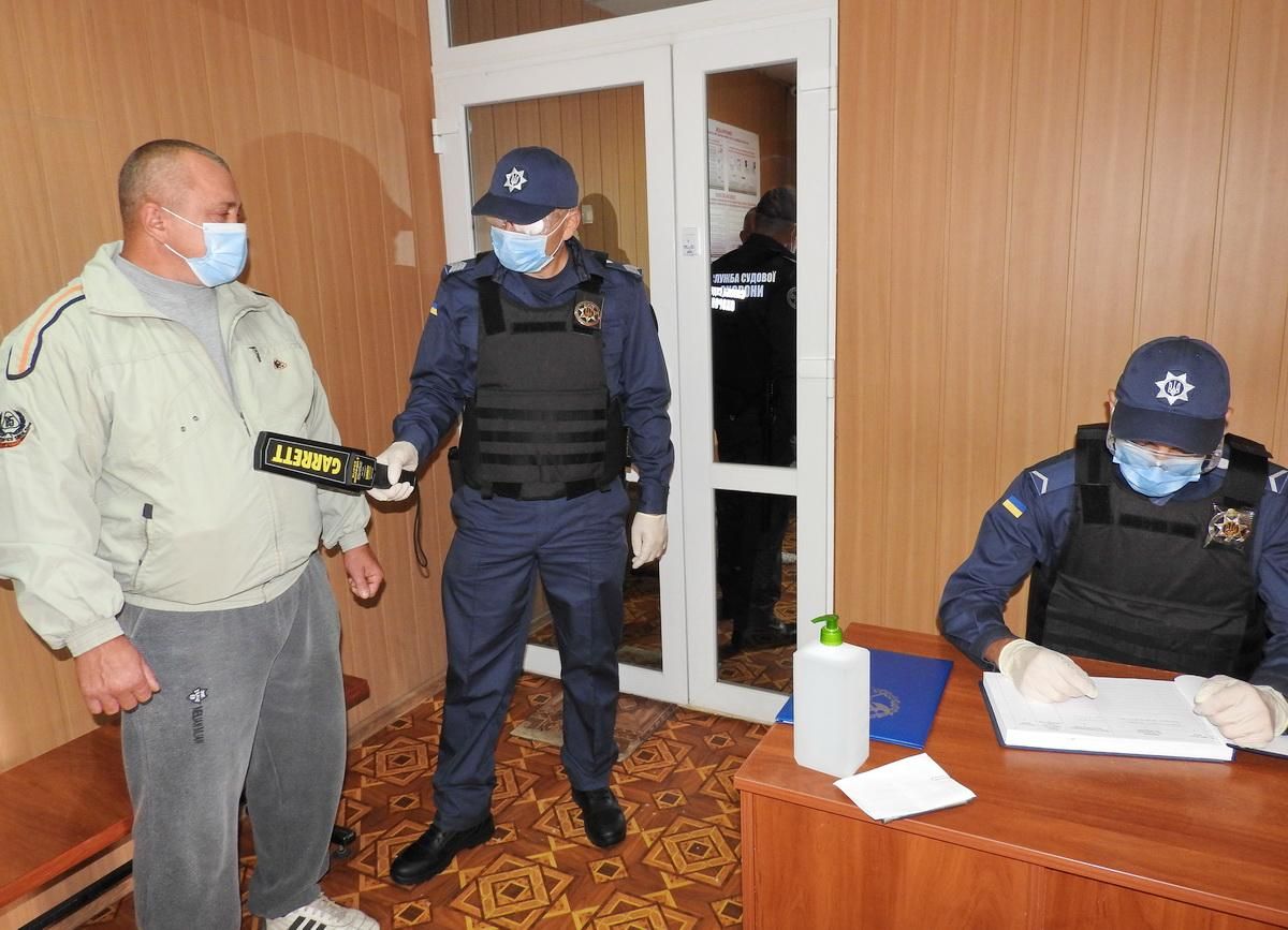 В українські суди хотіли пронести 63 тисячі одиниць зброї за 2020 рік В українські суди хотіли пронести 63 тисячі одиниць зброї за 2020 рік