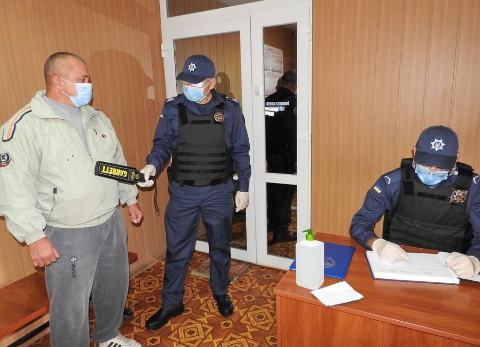 В украинские суды хотели пронести 63 тисячи единиц оружия за 2020 год В украинские суды хотели пронести 63 тисячи единиц оружия за 2020 год