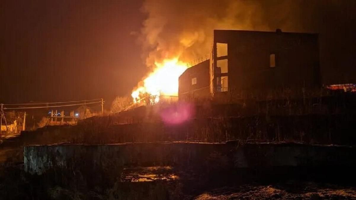 Пожар в Буковеле перед Рождеством: сгорел коттедж-отель - фото