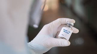 Польша и Венгрия: какие страны ЕС просят поделиться вакцинами с Украиной