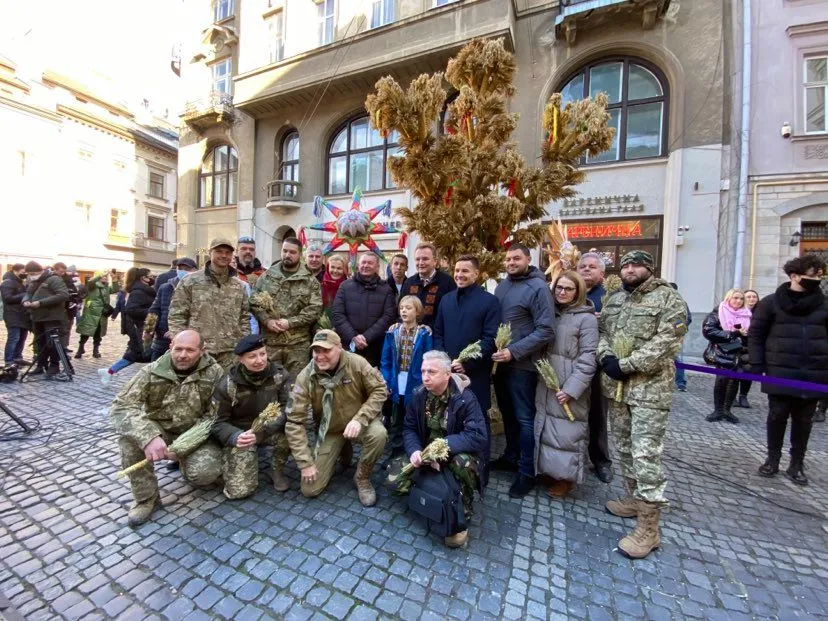 У Львові встановили 4-метрового різдвяного Дідуха: фото