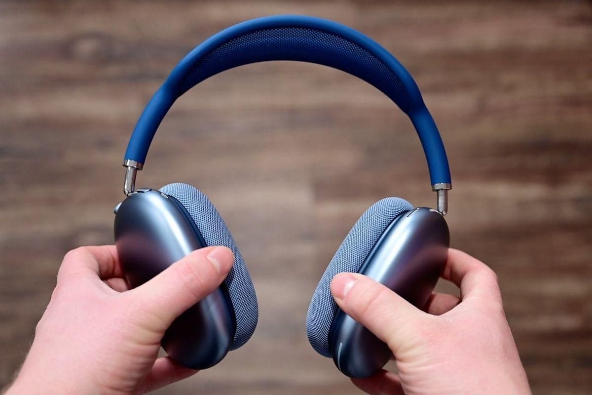 Apple планирует выпустить недорогую версию AirPods Max Apple планирует выпустить недорогую версию AirPods Max