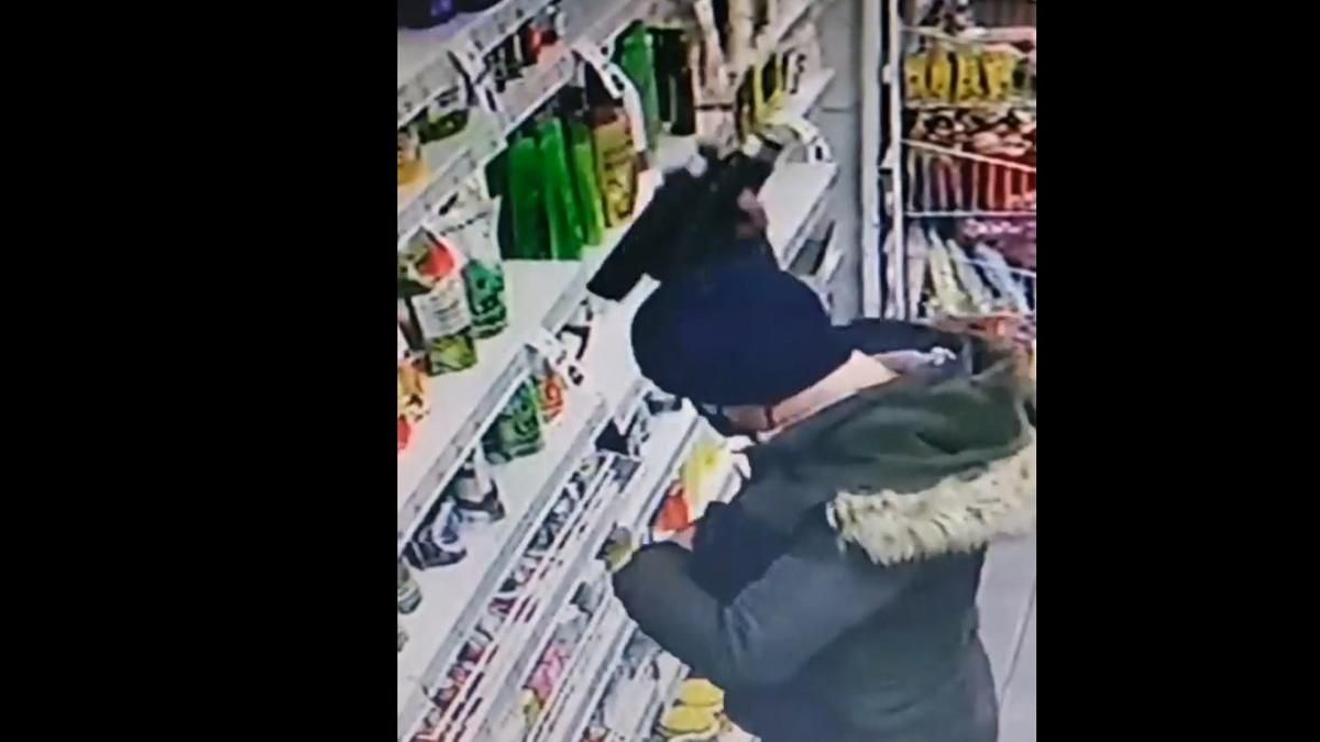 В Запорожье вор украл шампуни в супермаркете и стрелял по охраннику В Запорожье вор украл шампуни в супермаркете и стрелял по охраннику