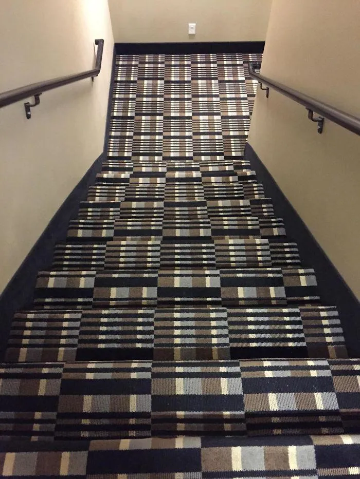 ой, хто розмістив цей килим на сходах, не дуже любить людей 