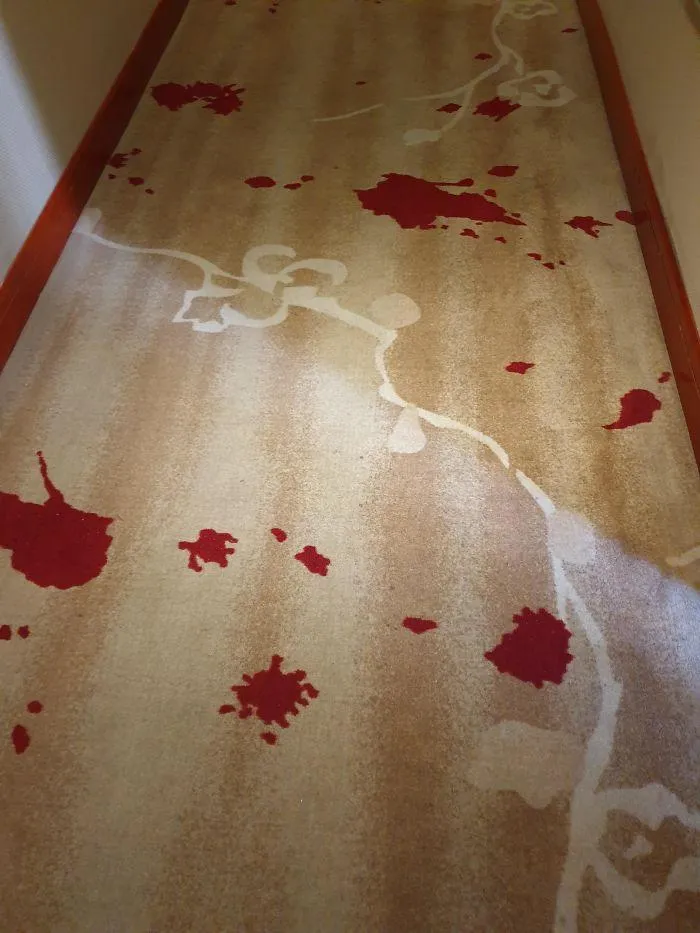 Размещать красные декоративные пятна на ковре - очень плохая идея 