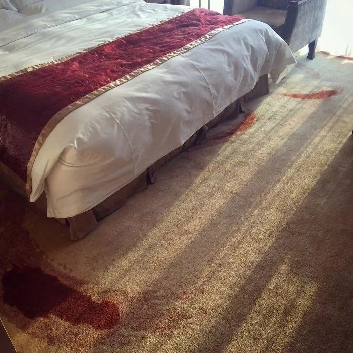  як довести гостям, що килим усього лиш зробили в одній кольоровій гамі з покривалом на ліжку 