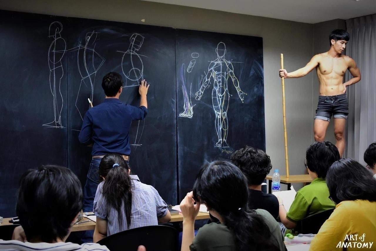 Преподаватель покорил студентов анатомическим рисованием: крутые фото