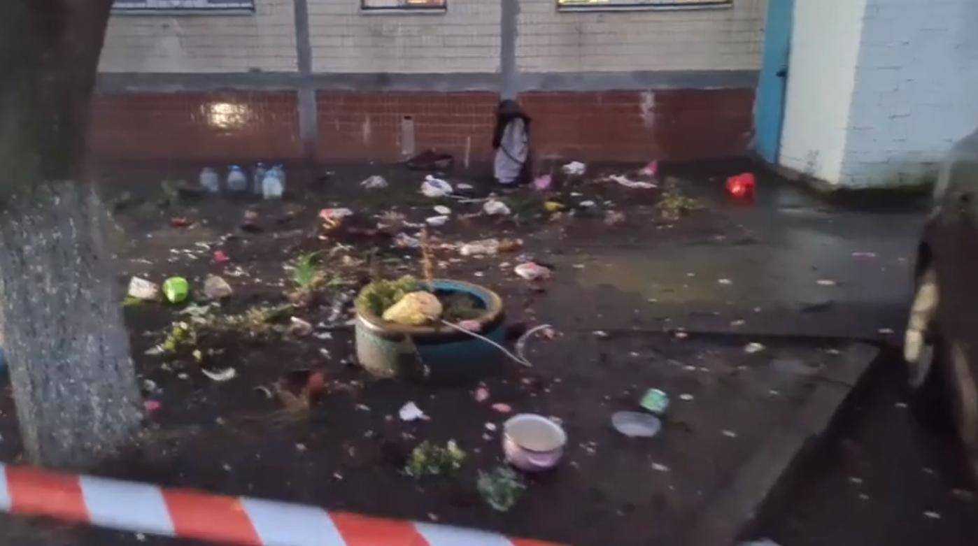 У Києві матір викинула 3-річного хлопчика з вікна 8 поверху У Києві матір викинула 3-річного хлопчика з вікна 8 поверху