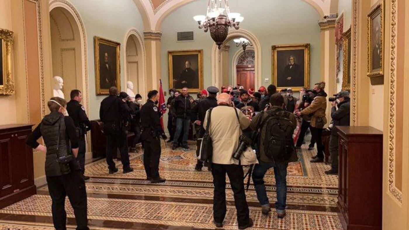 Сторонники Трампа ворвались в здание Конгресса: видео