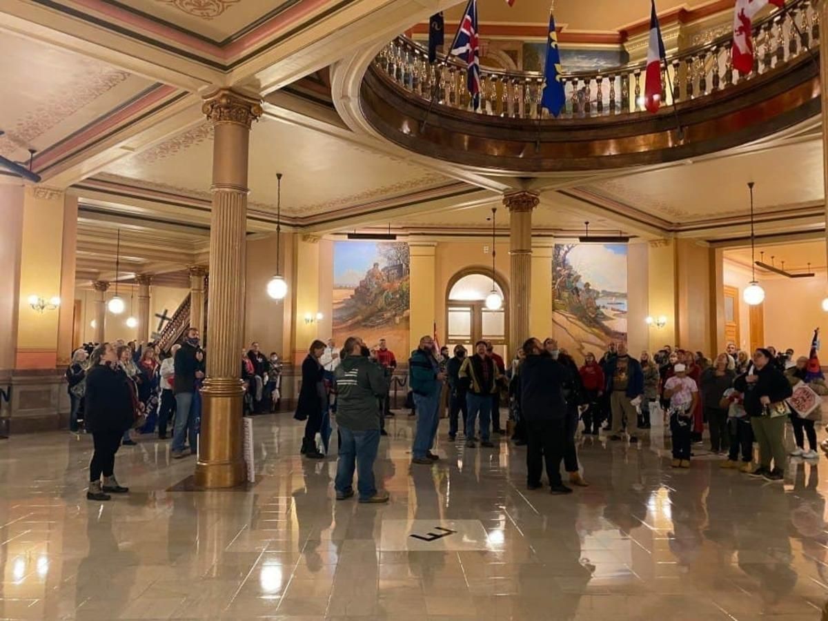 Сторонники Трампа в Канзасе ворвались в местный Капитолий: фото, видео Сторонники Трампа в Канзасе ворвались в местный Капитолий: фото, видео