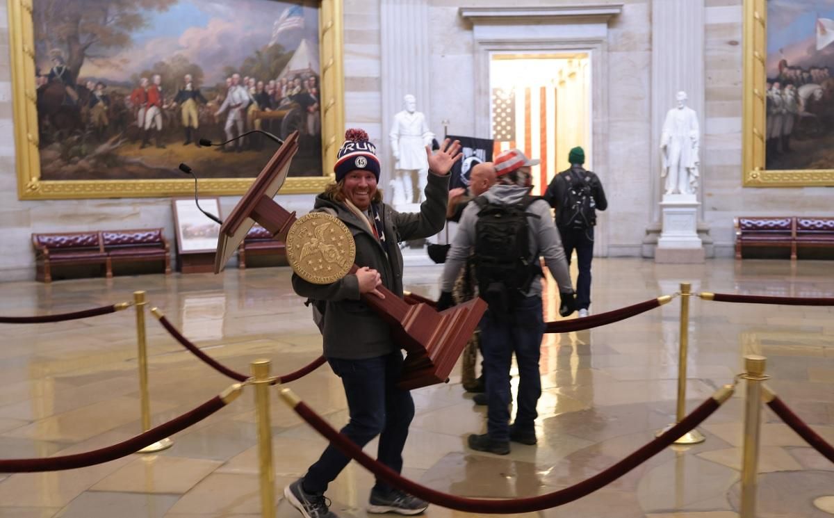 Часть сторонников Трампа оставила здание Конгресса, - СМИ Часть сторонников Трампа оставила здание Конгресса, - СМИ