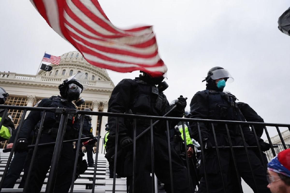 С Капитолия виволять митингующих: видео разгона, есть задержанные С Капитолия виволять митингующих: видео разгона, есть задержанные