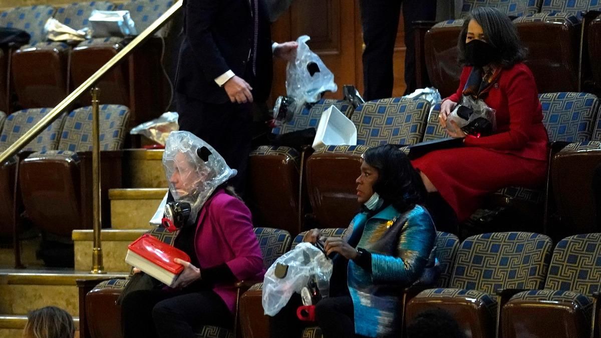 Из-за беспорядков 3 чиновники из окружения Трампа подали в отставку Из-за беспорядков 3 чиновники из окружения Трампа подали в отставку