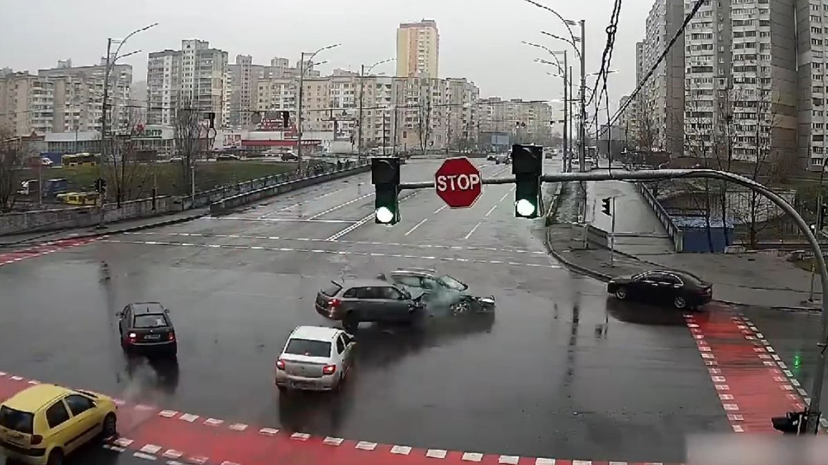 В Киеве на Троещине в ДТП попали 3 автомобиля: видео - Киев