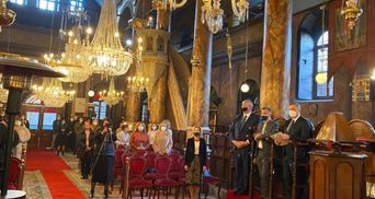 Пирог с золотой монетой и колядки: в Стамбуле отслужили рождественскую литургию на украинском 