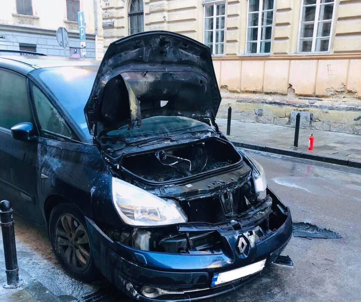 У Львові за добу 06.01.2021 згоріли 2 іномарки: фото згарища У Львові за добу 06.01.2021 згоріли 2 іномарки: фото згарища