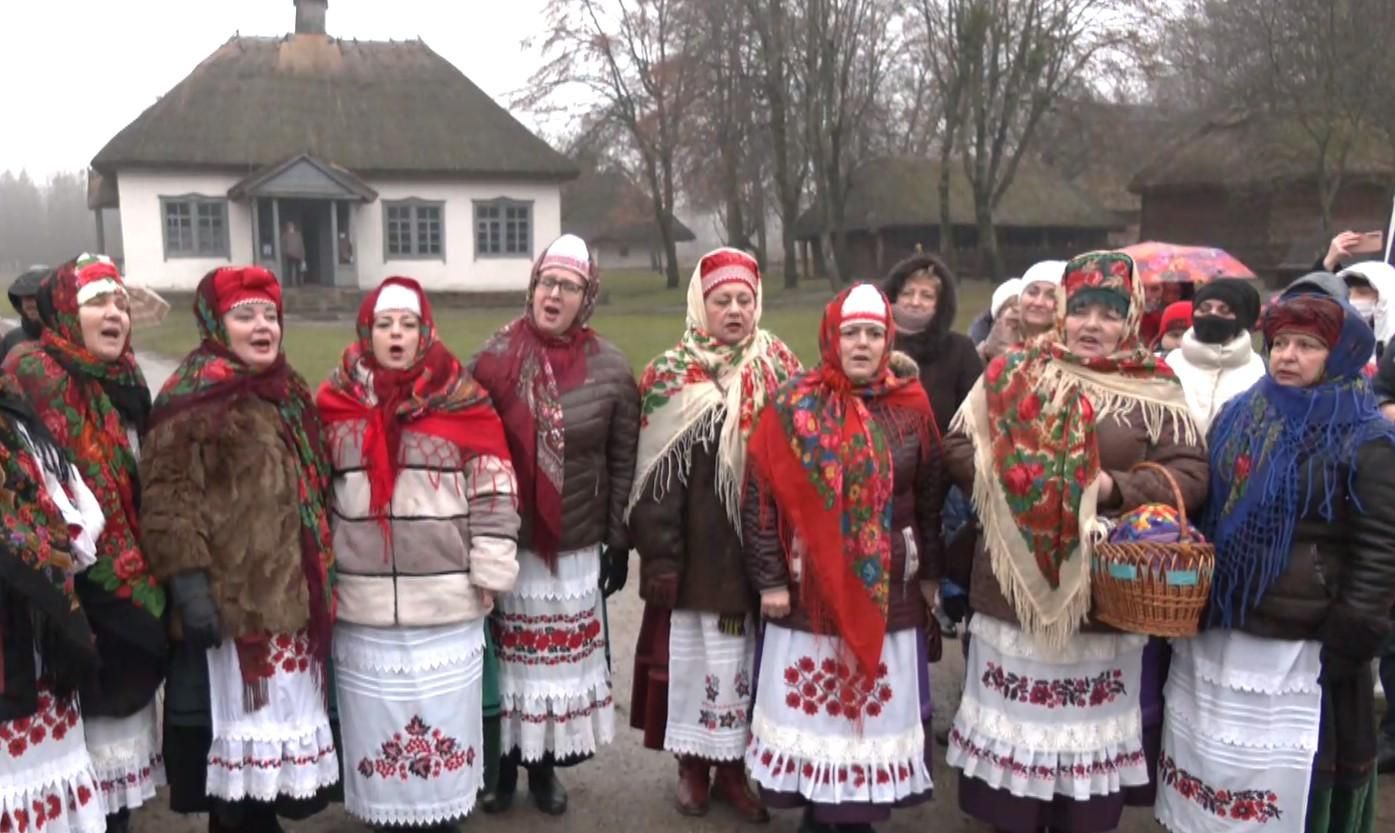 В Киеве праздновали Рождество под открытым небом, несмотря на COVID-19 В Киеве праздновали Рождество под открытым небом, несмотря на COVID-19