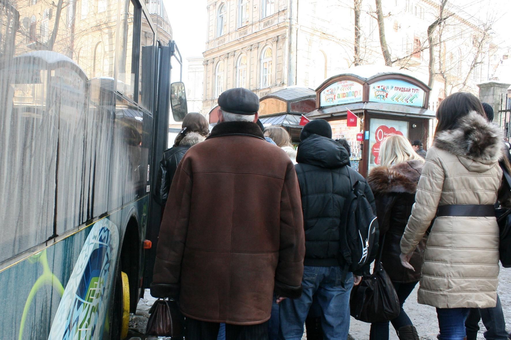 Напала не на того: у Львові агресивна жінка накинулась на водія автобуса – відео