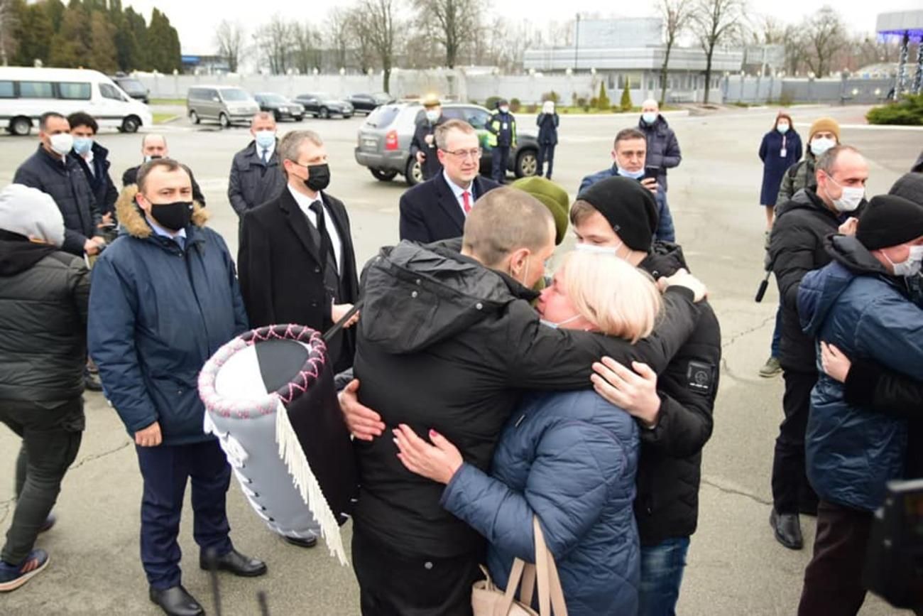 Українські моряки повернулися додому після 5 років ув'язнення у Лівії 