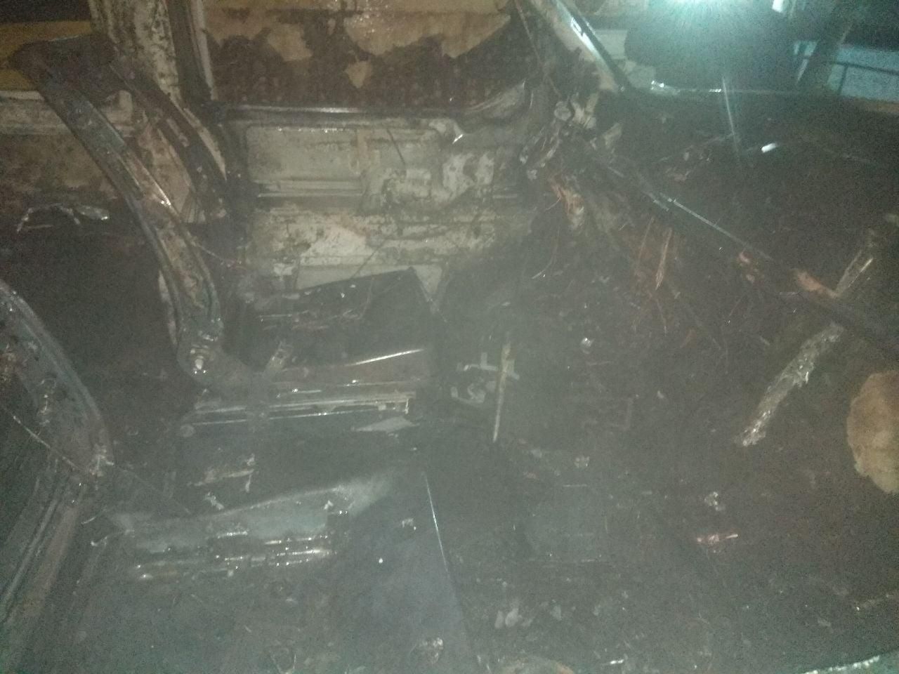 В Новояворовске посреди улицы полностью сгорел микроавтобус: фото