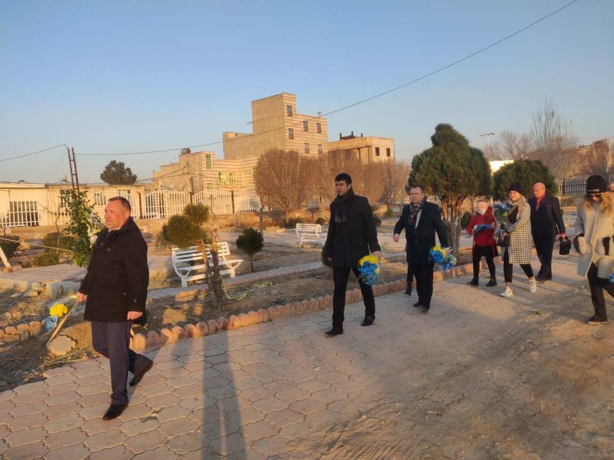 Дипломати посольства України в Ірані вшанували пам'ять загиблих в катастрофі МАУ: фото Дипломати посольства України в Ірані вшанували пам'ять загиблих в катастрофі МАУ: фото