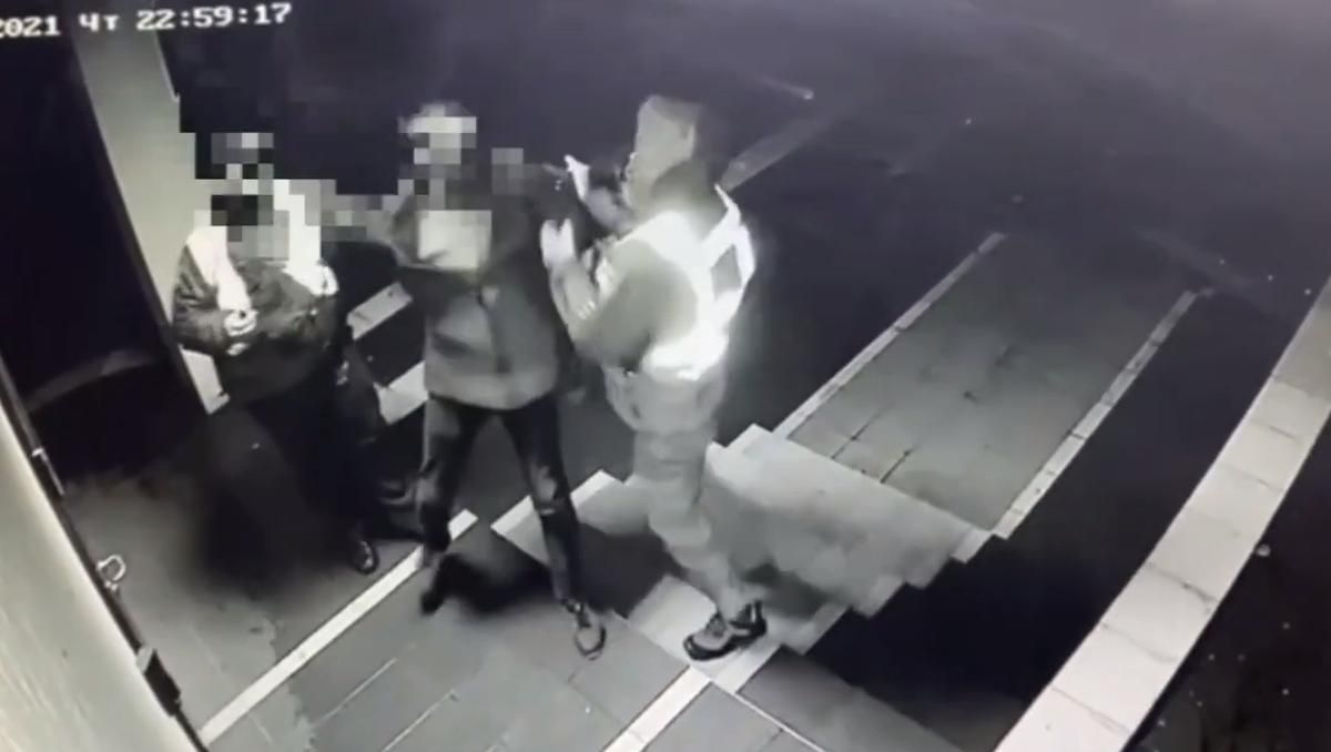На Киевщине мужчина напал на полицейских у отделения полиции На Киевщине мужчина напал на полицейских у отделения полиции