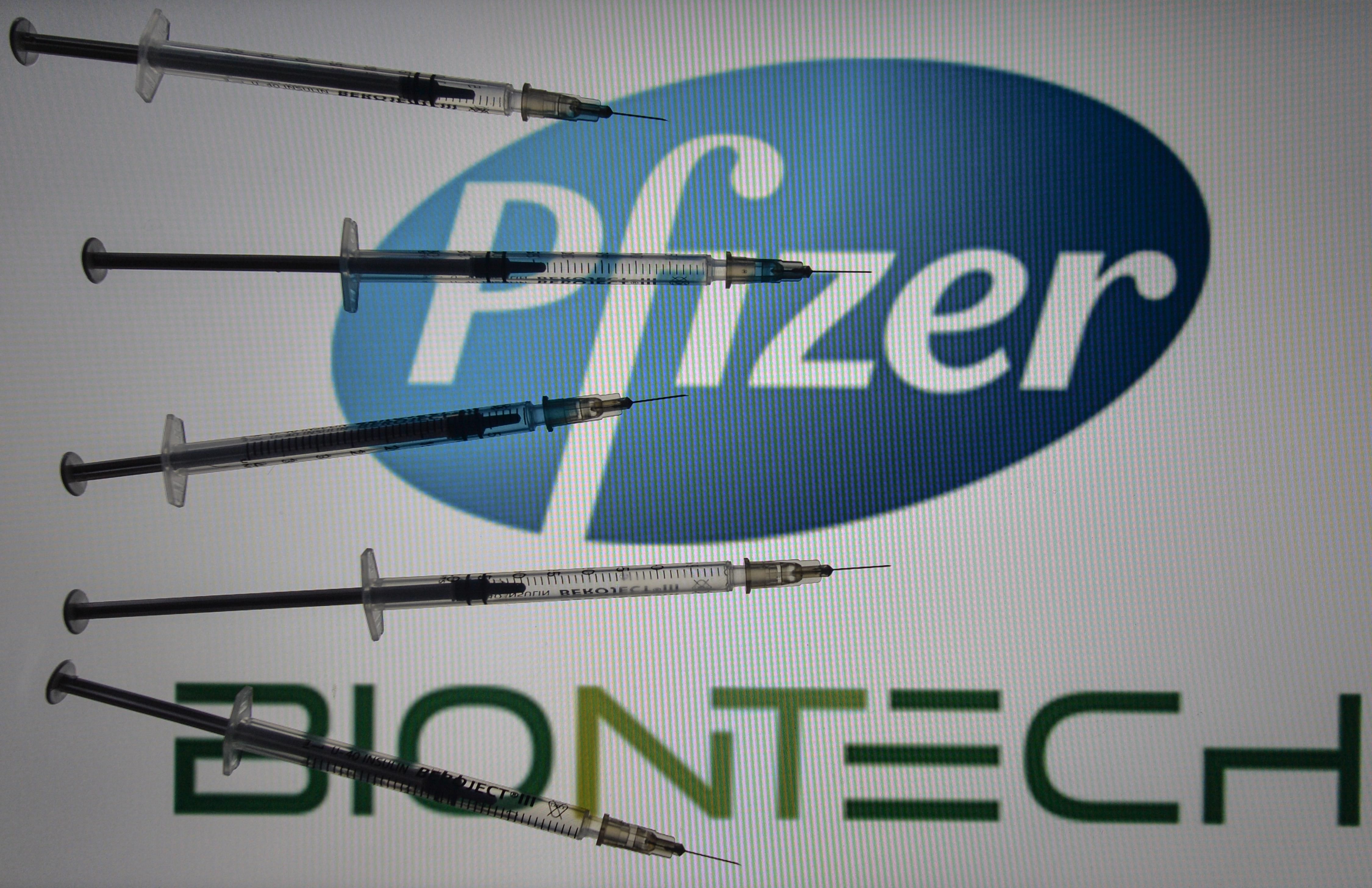 Вакцина Pfizer показала эффективность против мутировавшего штамма коронавируса