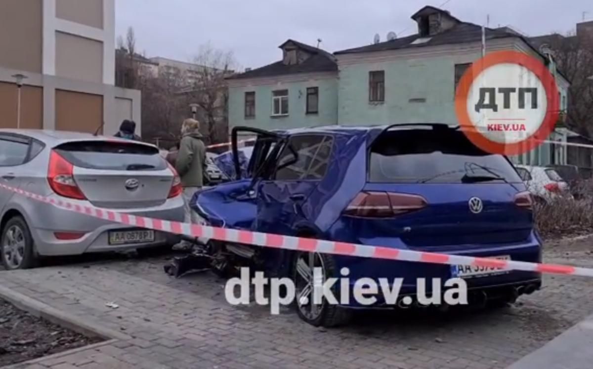У Києві легковик влетів у переход та розтрощив припарковані авто 