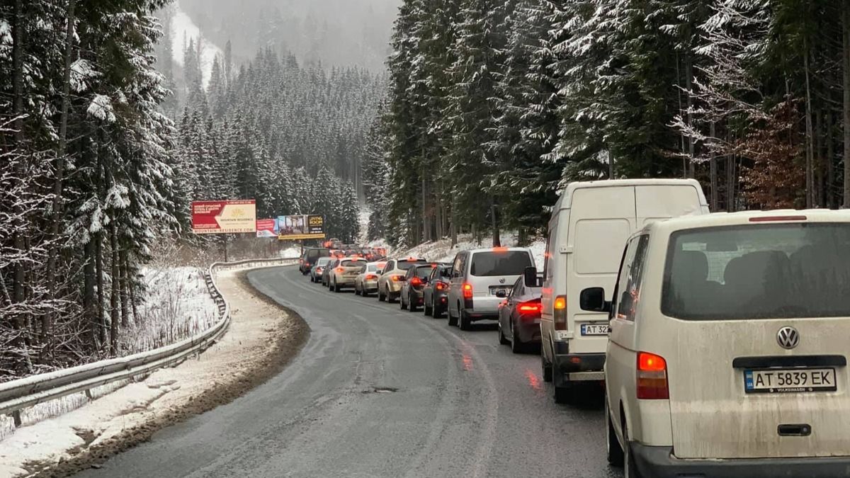 У перший день локдауну – кілометрові черги з машин на Буковель: фото У перший день локдауну – кілометрові черги з машин на Буковель: фото