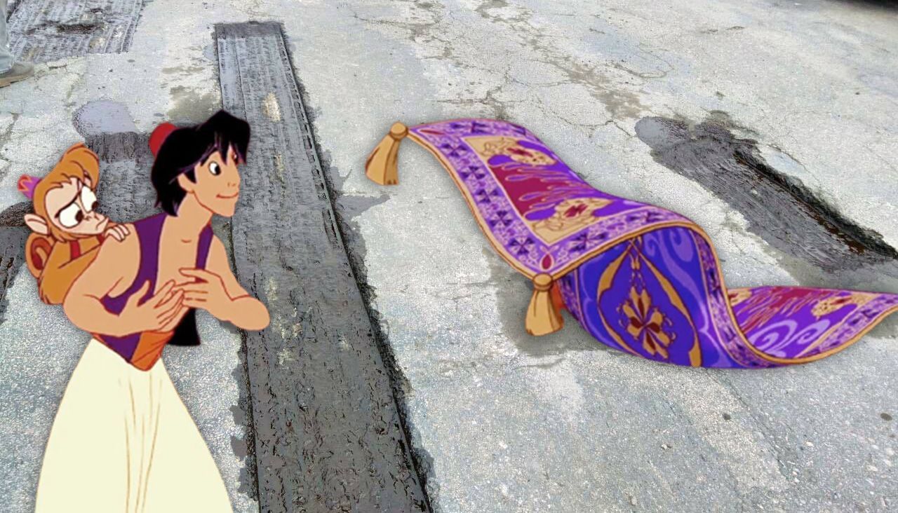 У Черкасах яму в асфальті закрили килимом: курйозне фото У Черкасах яму в асфальті закрили килимом: курйозне фото