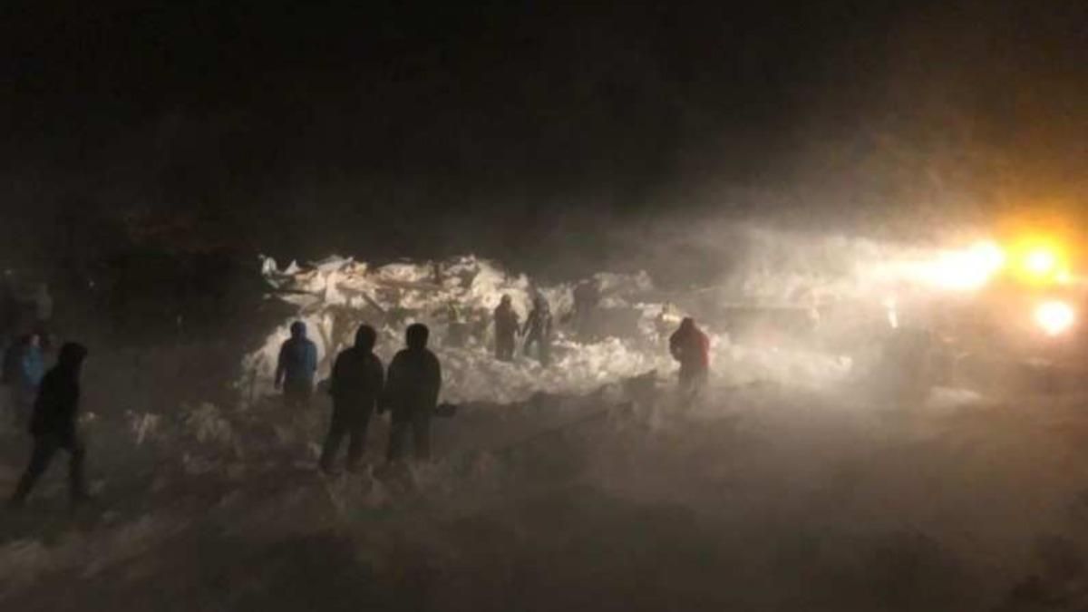 На курорті у Росії зійшла лавина: під снігом були будинки та люди