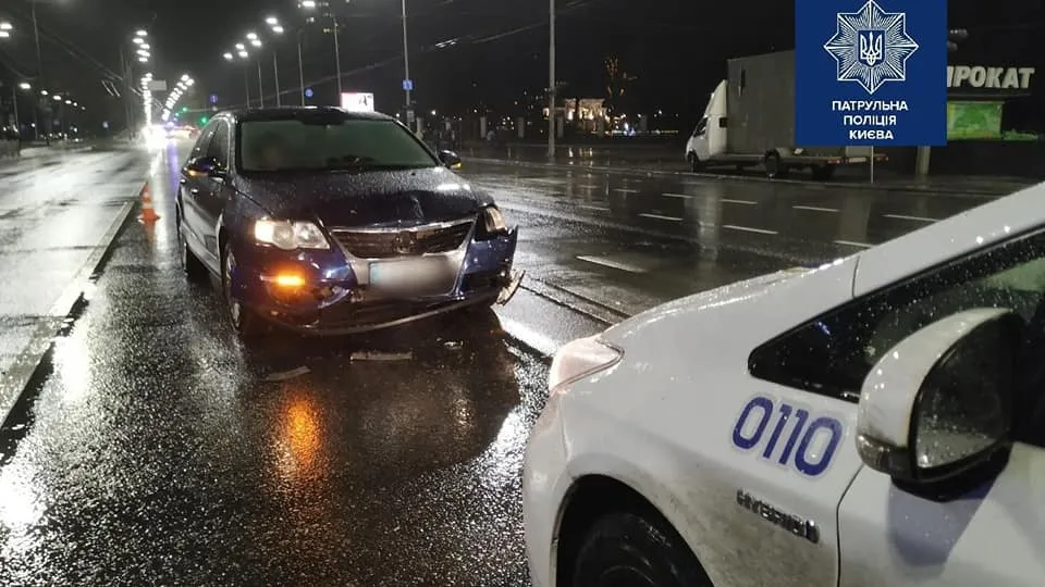 У Києві патрульні затримали п'яного водія, який скоїв ДТП У Києві патрульні затримали п'яного водія, який скоїв ДТП