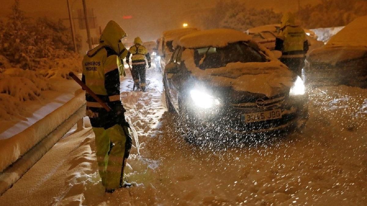 Сніговий шторм Філомена в Іспанії: автомобілі у пастці, є загиблі
