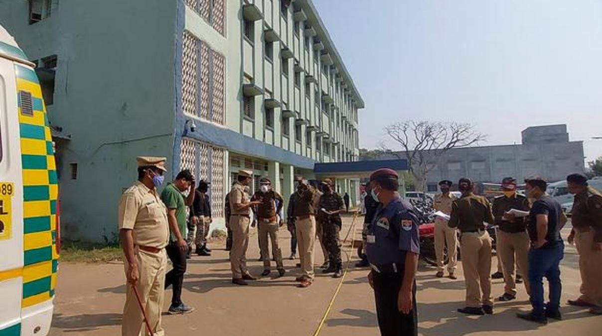 Пожар в больнице Индии загорелась 09.01.2021: погибли 10 младенцев Пожар в больнице Индии загорелась 09.01.2021: погибли 10 младенцев