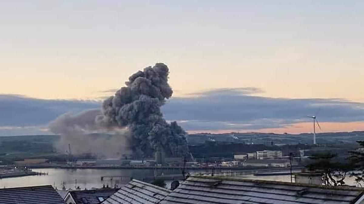 Главный порт Ирландии охватил масштабный пожар: фото, видео