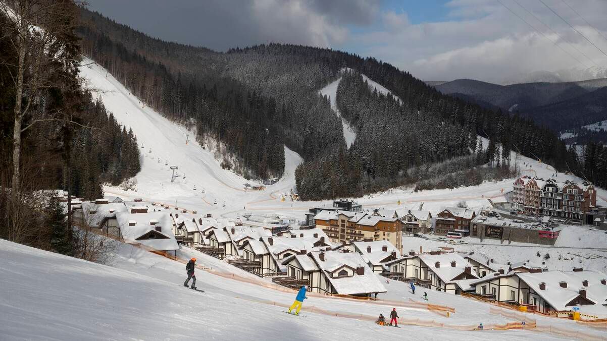 В Буковеле огромные очереди к подъемникам во время локдауну: видео В Буковеле огромные очереди к подъемникам во время локдауну: видео