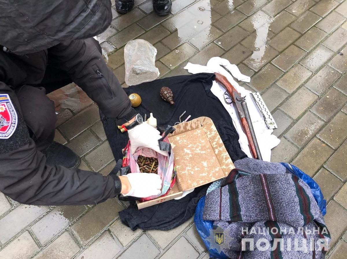 На Херсонщині чоловік хотів збути гранати та зброю: його затримали