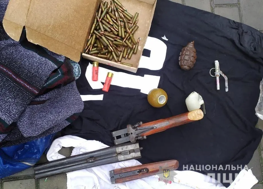 На Херсонщині затримали чоловіка зі сумкою, у якій була зброя На Херсонщині затримали чоловіка зі сумкою, у якій була зброя